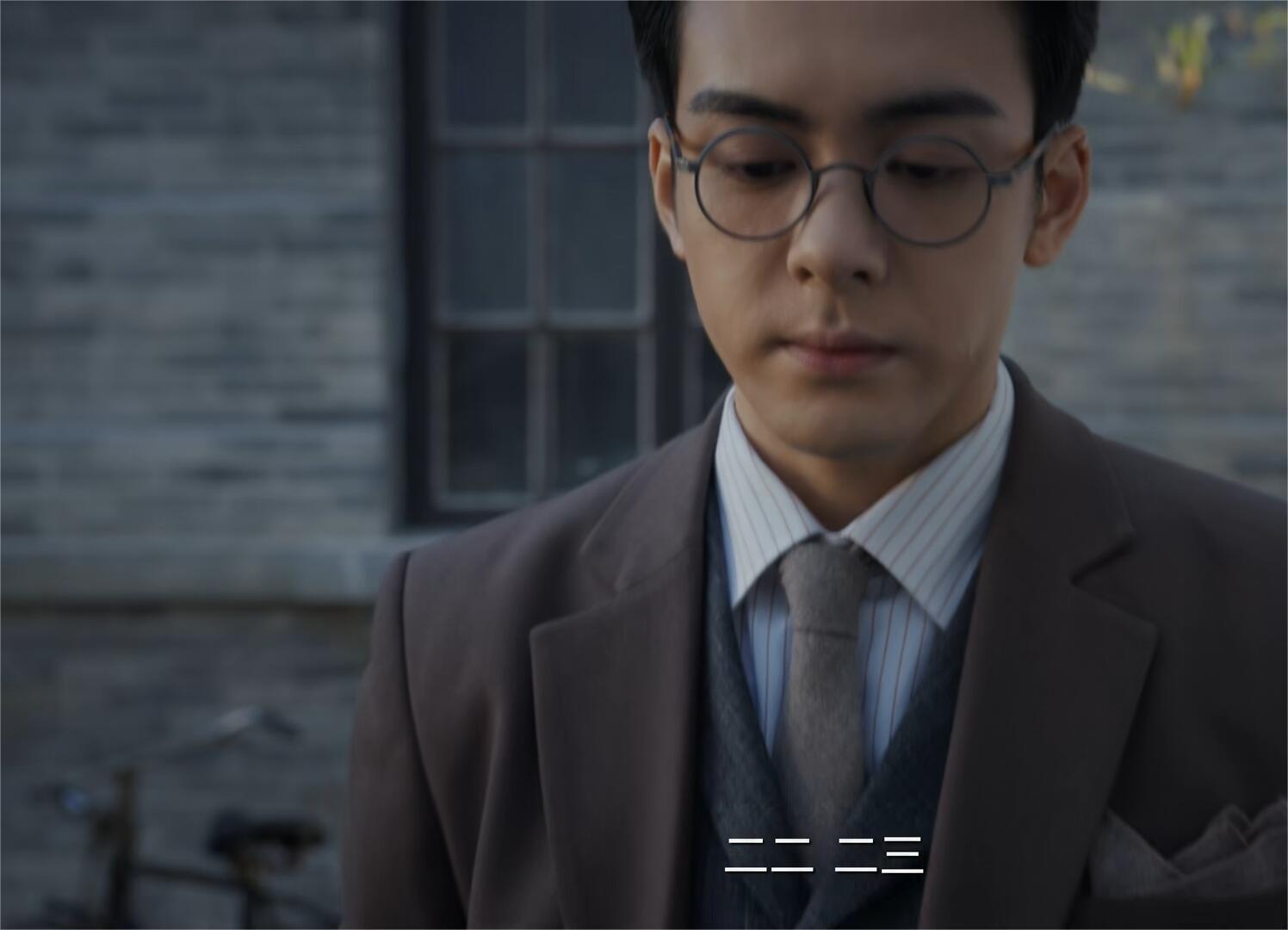 顾易中散步这个镜头发现他在测距离