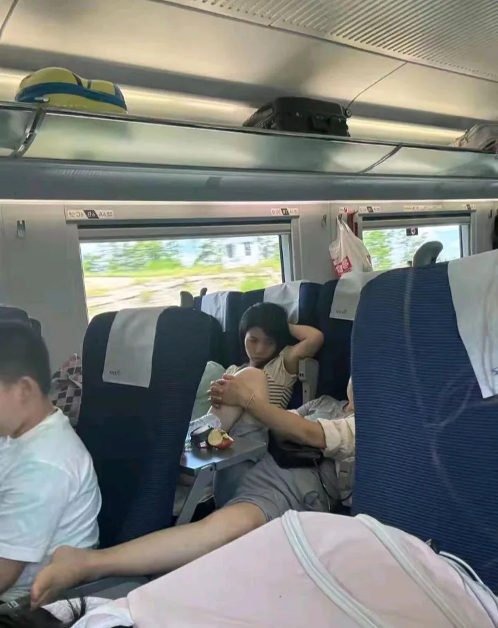 这位大姐，你的行为也太夸张了，出门忘带紧箍咒了吧？