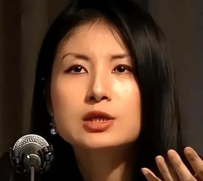“我痛恨自己长了一张中国脸！”2018年，美国华裔女记者上蹿下跳，抹黑中国，但在