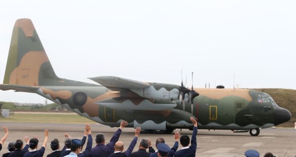 地震重灾区在花莲，蔡英文下令台军救灾，屏东、高雄、台南的消防局特搜队搭乘C-13