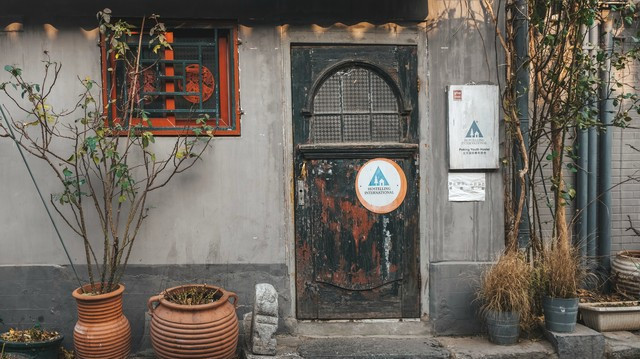 老公年年给一女子汇钱，离婚后，小姨子却痛哭流涕：老姐，我错了