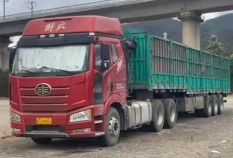 1994年四川一军人退伍后开大车，跑车时救下一对跳河的母女，带到自己家中暂时安顿