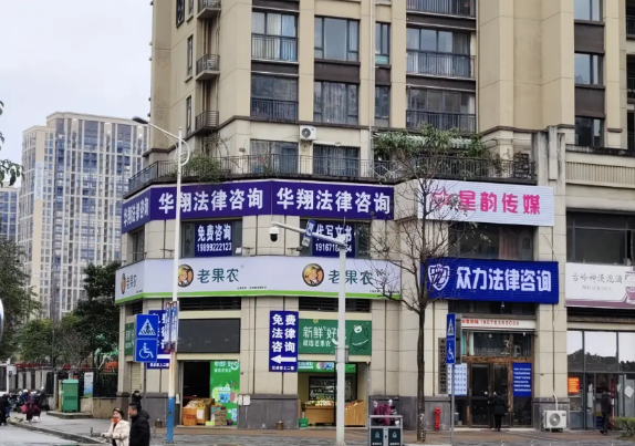 法院门口一家律师事务所都没有，阵地全部让给法律咨询公司。
