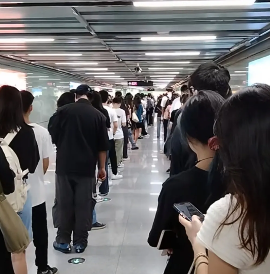 我哥去参加300多人的一场面试，他抽到226号，面试官上来就问“口加木，请说一字