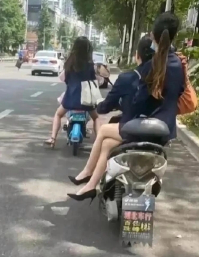 不同的坐姿，这差别好大！哈哈哈哈 [大笑][大笑][大笑][大笑][大笑]