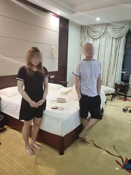 河南洛阳，一酒店的保安在值班时，意外发现有陌生女子，打扮靓丽，多次不登记进入酒店