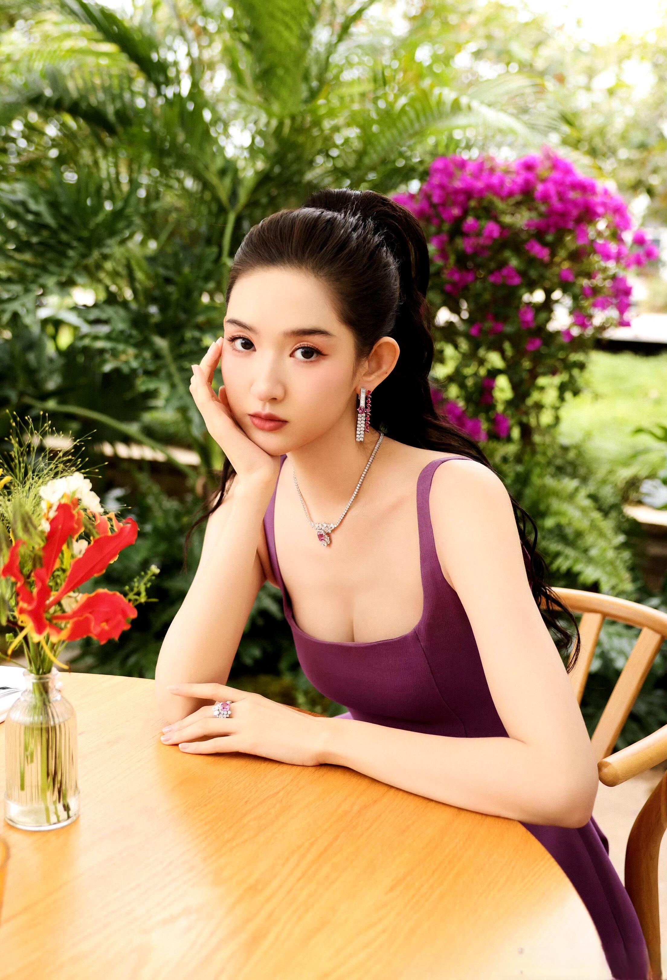 王玉雯：隐约兰胸，玉脂暗香！
