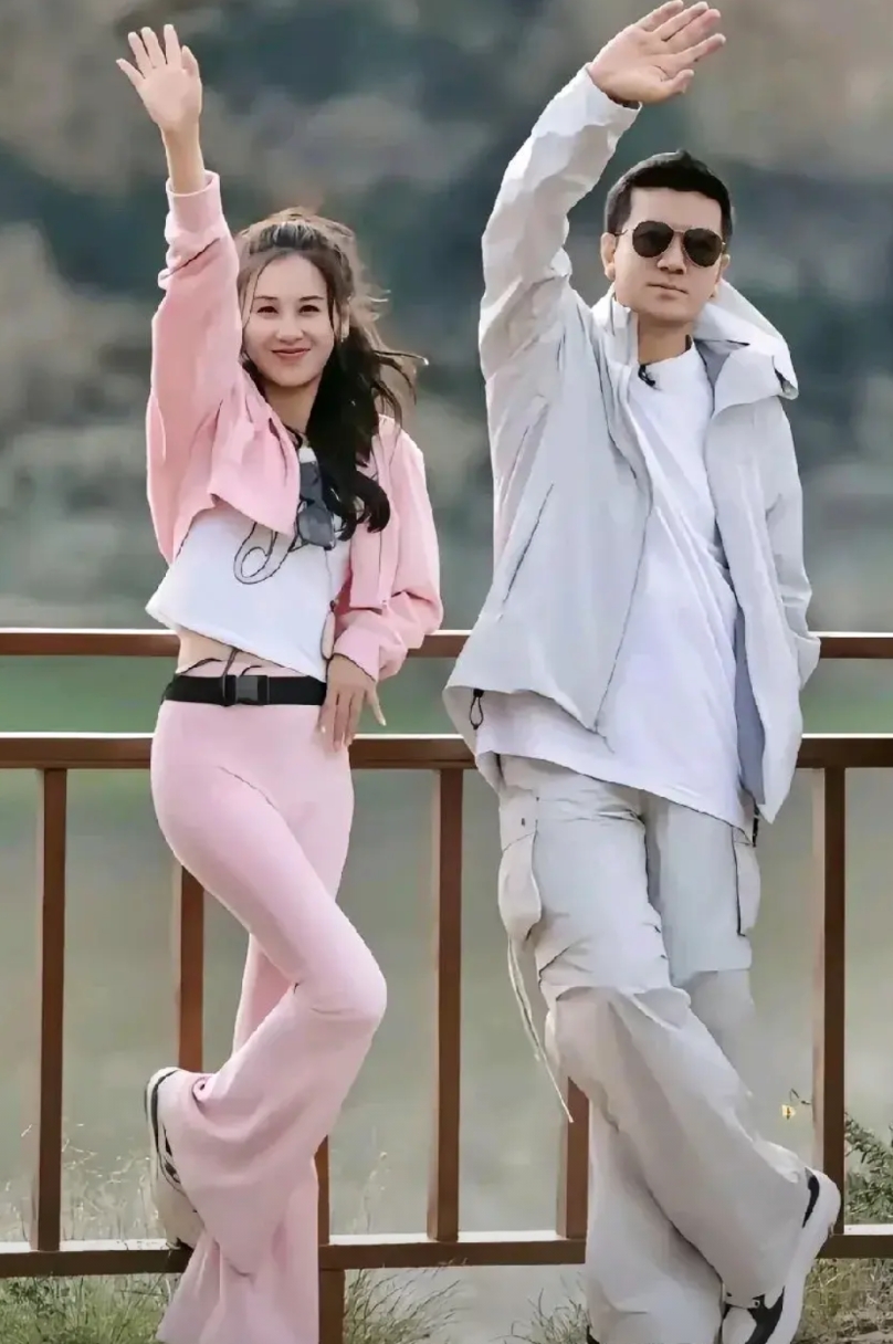 如果黄圣依不喜欢钱
她就不会嫁给杨子
杨子的第一位妻子叫陶虹，上海人，和杨子生有