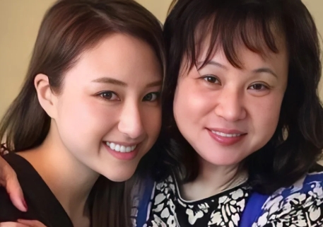 何超云是赌王三房的长女，何超云和其他姐妹有点不同，她的脸型偏圆润，五官立体，最特