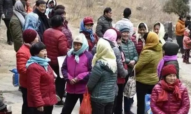 年轻人过年不爱回农村

                            