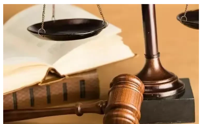 湖南，一村民发现某水泥厂，在村里盖厂房，因其有严重污染，便与十几位村民一起阻止施