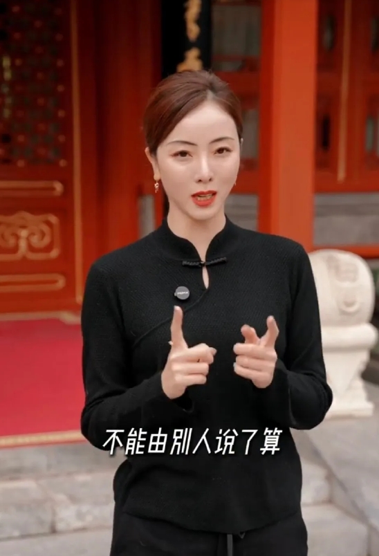 她是春晚历史上最年轻的主持人，长得明媚动人，勾魂摄魄，不仅颜值够高，业务能力也超