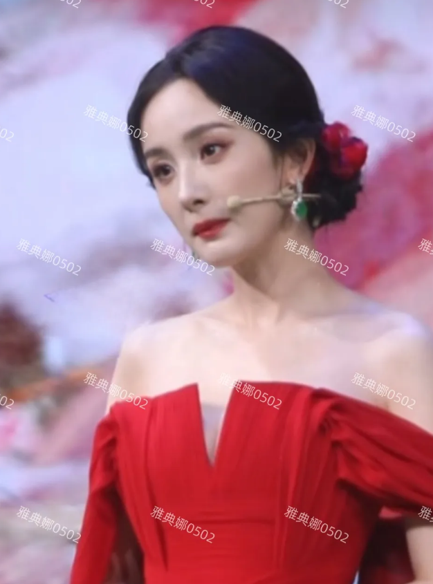 天啊，杨幂也太老了，浓妆和美颜也盖不住深深的法令纹和耷拉的嘴角，眼睛更是疲惫无神