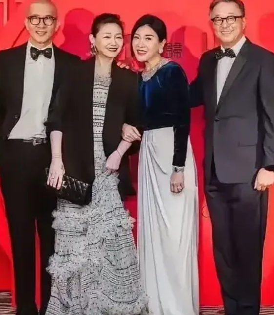 大S至死爱的都是汪小菲，3点可以证明。

1、穿旧衣。
最后一次公开亮相参加王伟
