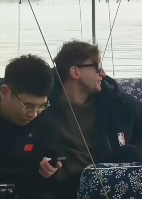 听泉约埃文凯尔见面，这两個在鉴宝圈子里头名声响当当人物，直接就在湖边亭子里面坐下