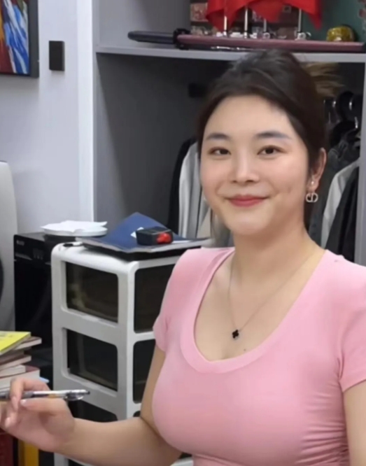 劳斯莱斯被大货车撞的女车主又整幺蛾子了：

1. 劳斯莱斯美女车主和大货车司机老