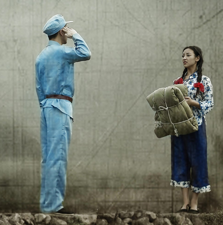 1936 年，一红军战士不慎落到了敌人手里。押解途中，一老汉瞅见后，黑着脸，上去