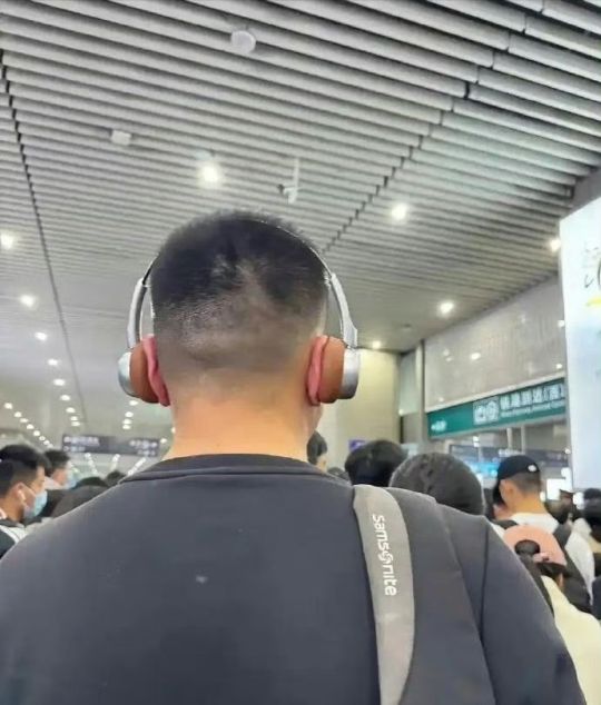 耳朵都红了，都不舍得摘，不痛吗？