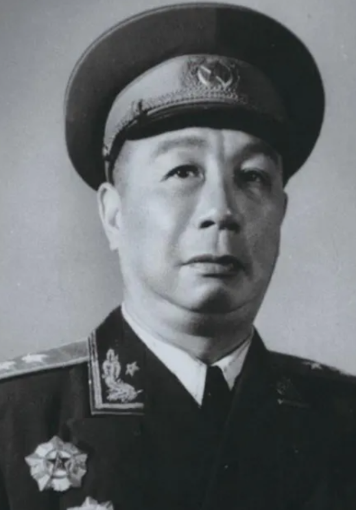 1937年，战火纷飞的岁月中，开国上将陈士榘捕获了一名日军俘虏，但俘虏的手中紧紧