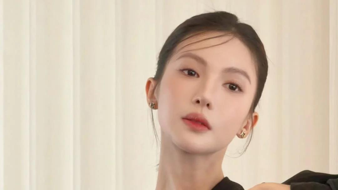 34岁金晨增肥后美出新高度，粉裙短靴俏皮又甜美，这状态真是太美丽了