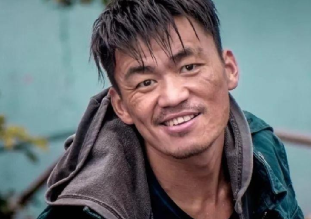 当年，陈德森花2000w邀请甄子丹，出演《一个人的武林》，可是却迟迟找不到反派，