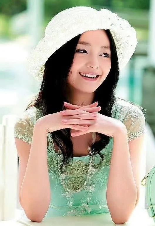 大S的一生，犹如她那敢爱敢恨、直言不讳的性格，如同一位女侠，勇敢而决绝。然而，她
