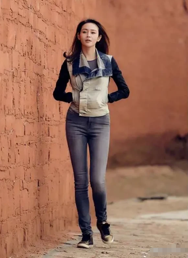 于明加这名女演员，她算不上是大漂亮，但非常耐看，而且是越看越有魅力的那种。
她是