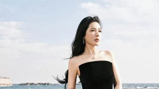 曾黎手提大白菜亮相青岛机场，展现亲民形象