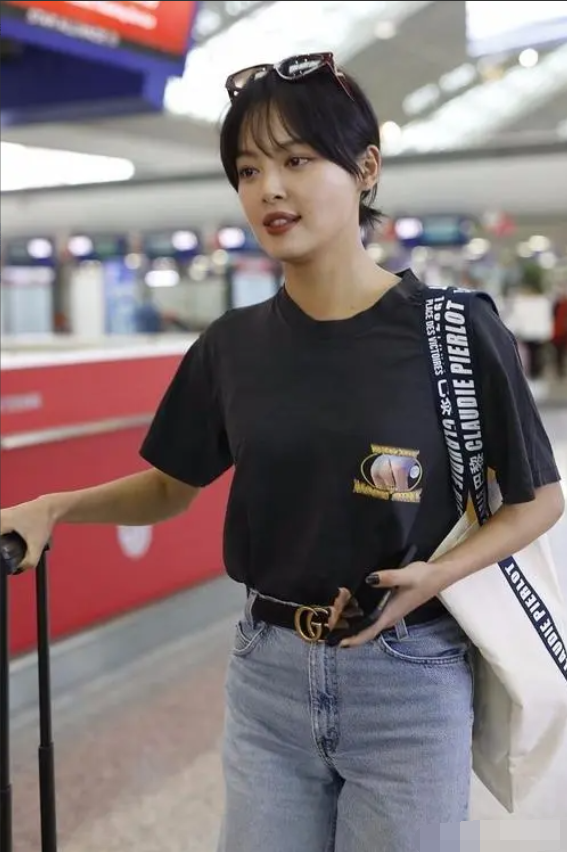 机场偶遇辛芷蕾
本人好黑好美
身材紧致丰满，体态婀娜多姿，满满都是青春活力！
说