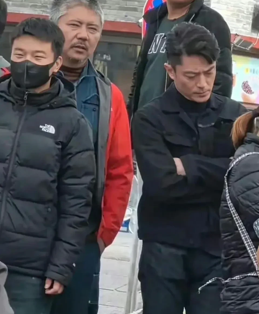 霍建华生图，这样看他真的老了好多。

眼袋和黑眼圈好重要，感觉眼袋都要掉下来。