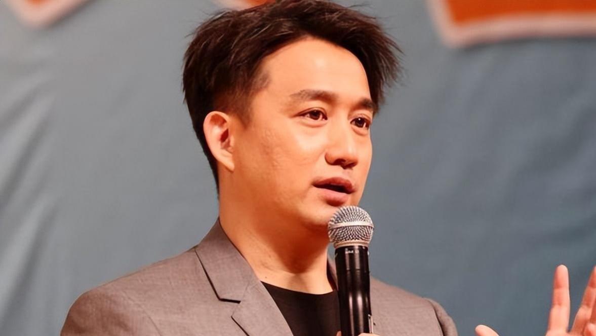 沉浸在人设中的黄磊，在大学生的嘲讽下，颜面尽失