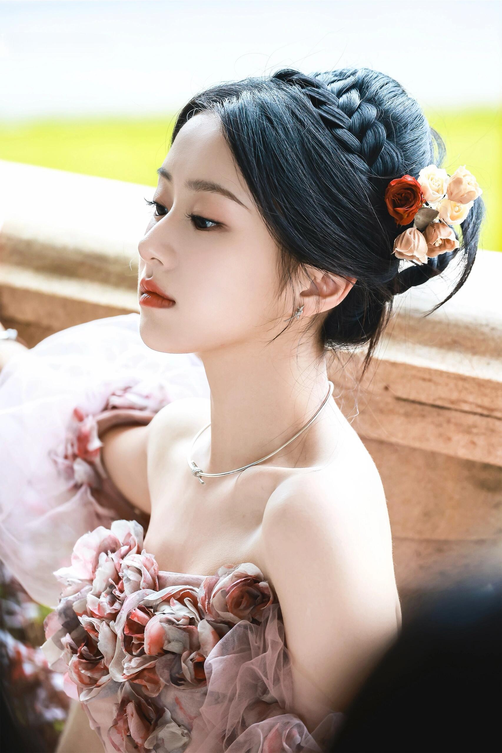 包上恩玫瑰盘发美的很安心