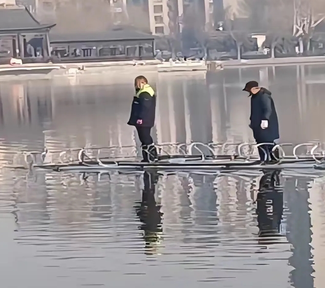 为防钓鱼，向湖里面下“刀片”，黑心烂肺！
某个地方，公园管理人员，仅仅为了防止钓