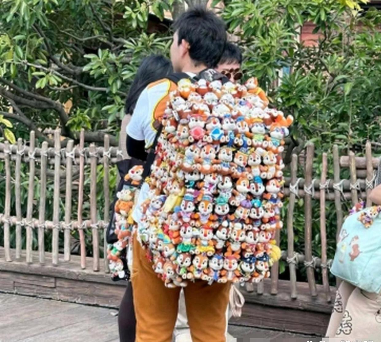 今天在公园看到一个小伙子，他把流动摊位背上了身，这小伙子可真不是一般人呢？这行走