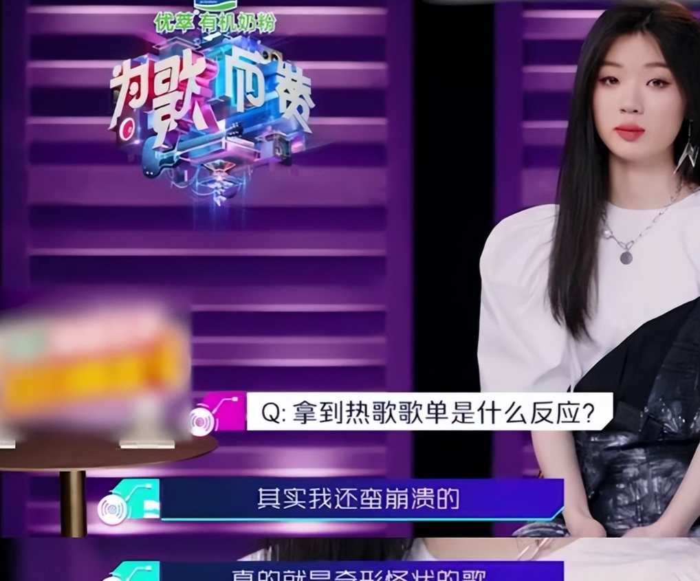 单依纯很奇怪，刚出道的时候水灵灵的，唱歌跳舞非常有专业性，穿的也挺正常的；

可