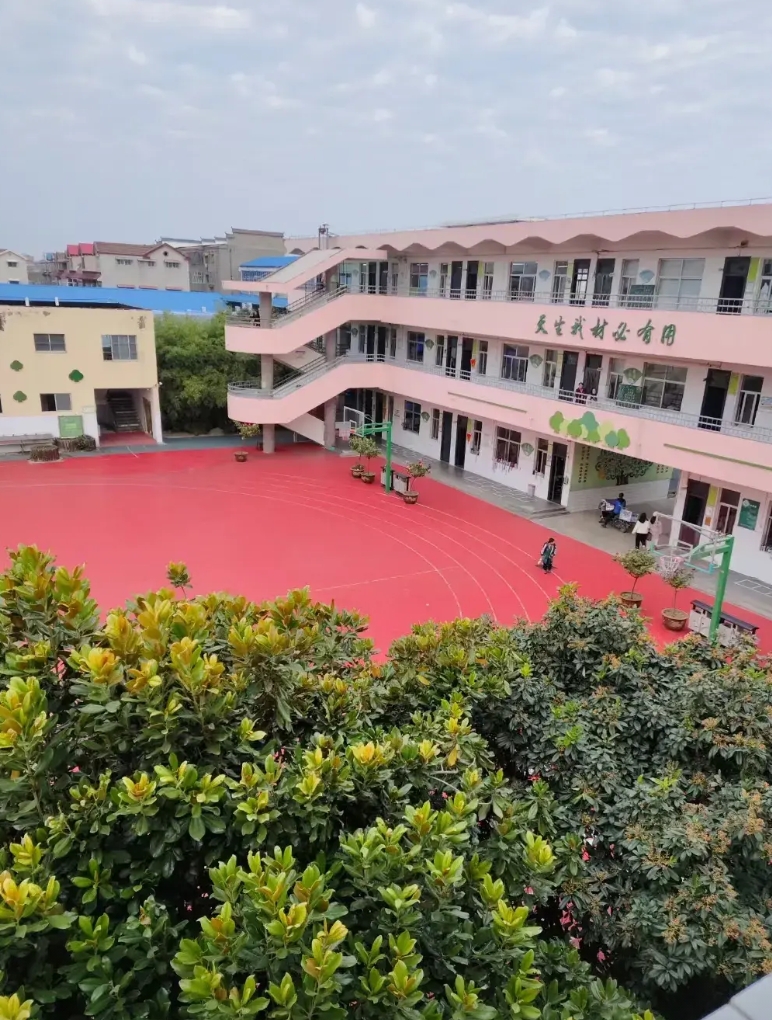 有老师说对老师的处罚还是太低了，建议对老师的不当行为都严肃处罚，
比如：当班主任