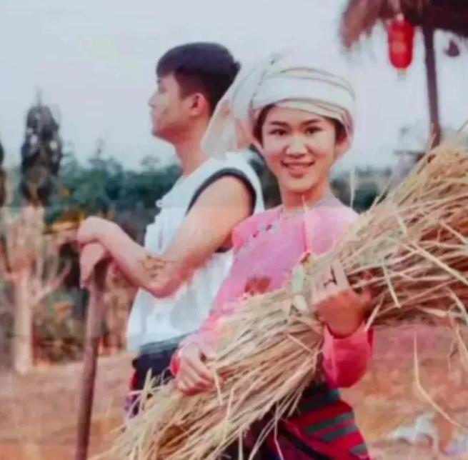 1974年，知青杨俊在云南傣乡被马蜂蜇伤眼睛，傣族大嫂用奶汁给他疗伤。哪料，大嫂