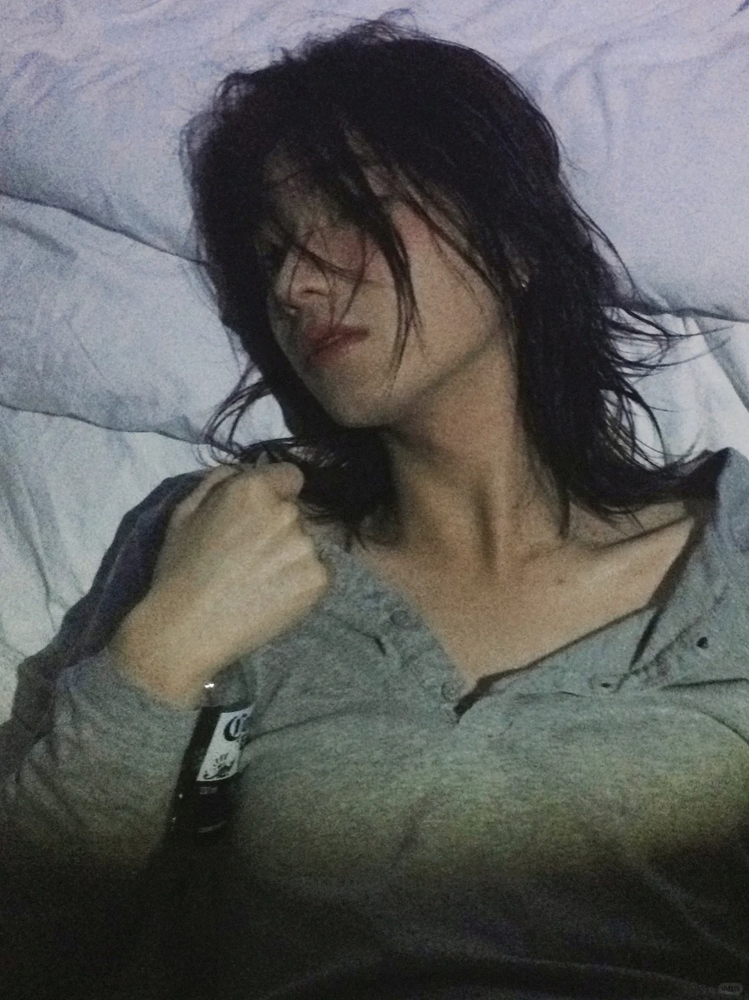 过年在床上喝多了
姐姐辣评：
每个动作都是精心设计过的