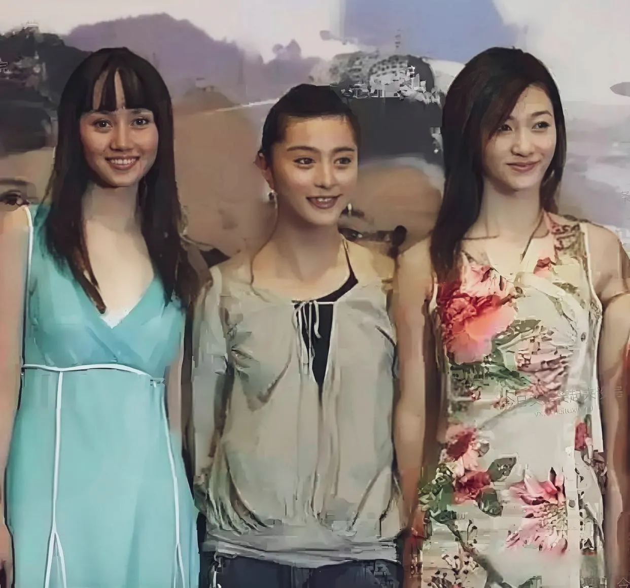 这三位同学当年可都是自然美女！现在看着土的掉渣，当年那可是时尚的前沿。李小冉皮肤