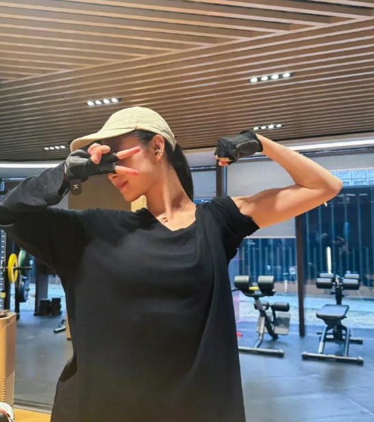 在健身房撸铁的女演员倪妮，肱二头肌都出来了，妥妥的女汉子了