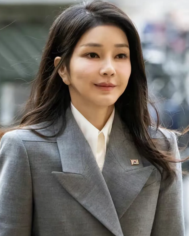 太好了！据韩媒报道，韩国第一夫人被停止了非必要的公开活动。

第一：韩国总统尹锡