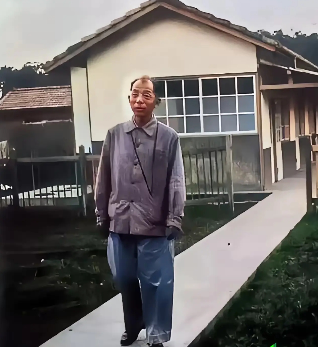 我敢打赌，起码一半以上不认识此人，历史上的名人，年轻的时候是大帅哥，宋美龄为其奔