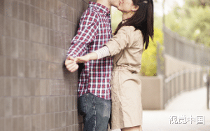 继姐趁男友失忆，哄骗他订了婚。我正准备大闹订婚宴，却发现男友是装的