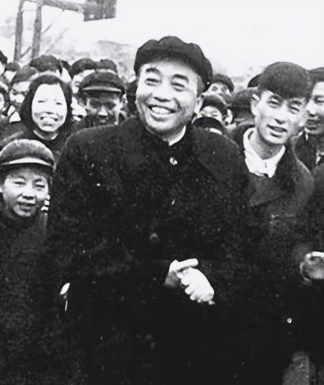 彭大将军病重提三愿，彭梅魁含泪答难从，精神永存人心间