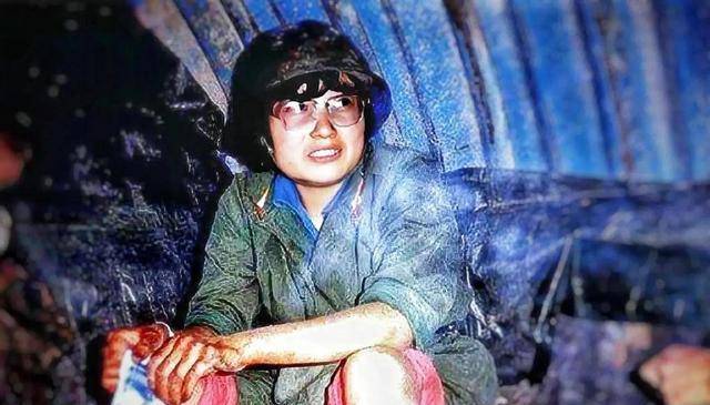 1986年，对越自卫反击战刚刚打响，一位军区医院女医生突然请假消失，医院多次找寻
