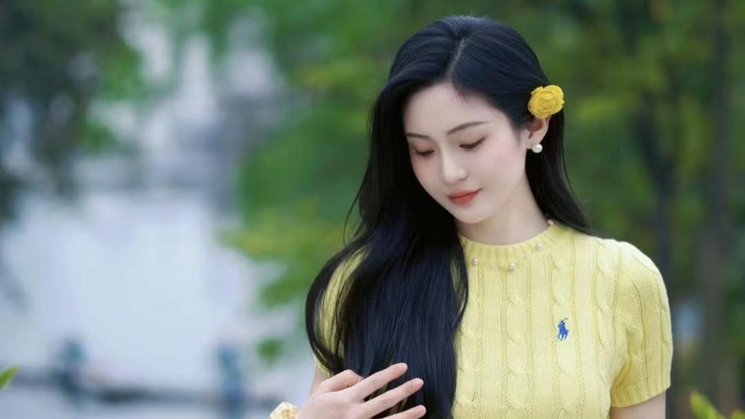 受教育程度高的女人，春天喜欢这4个穿搭风格，优雅气质还不显老