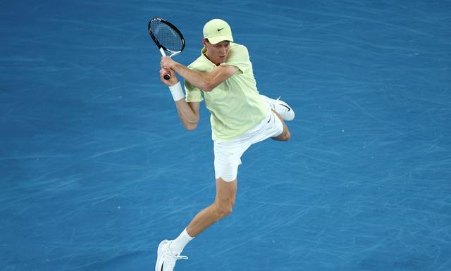 澳网男单四分之一决赛，辛纳横扫德米纳尔