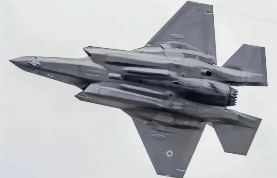 F35的设计，是对对手的蔑视，歼35的设计，则是立足于击败对手。
F35的设计简