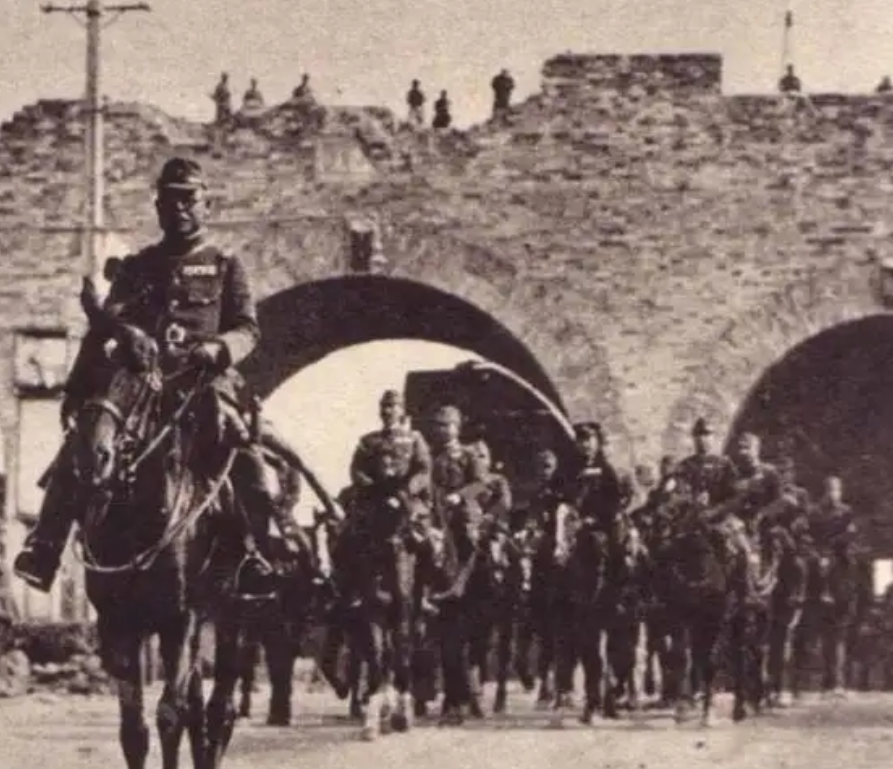 1937年，南京沦陷，一个工兵营长为活命，跑到寺庙当和尚，谁知却引起日军的怀疑。
