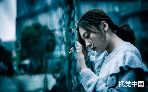 闺蜜反抗家里的包办婚姻，逃婚时遇到了许军。她不顾一切的跟他走，男人却在她死后立马把小三娶进家门。